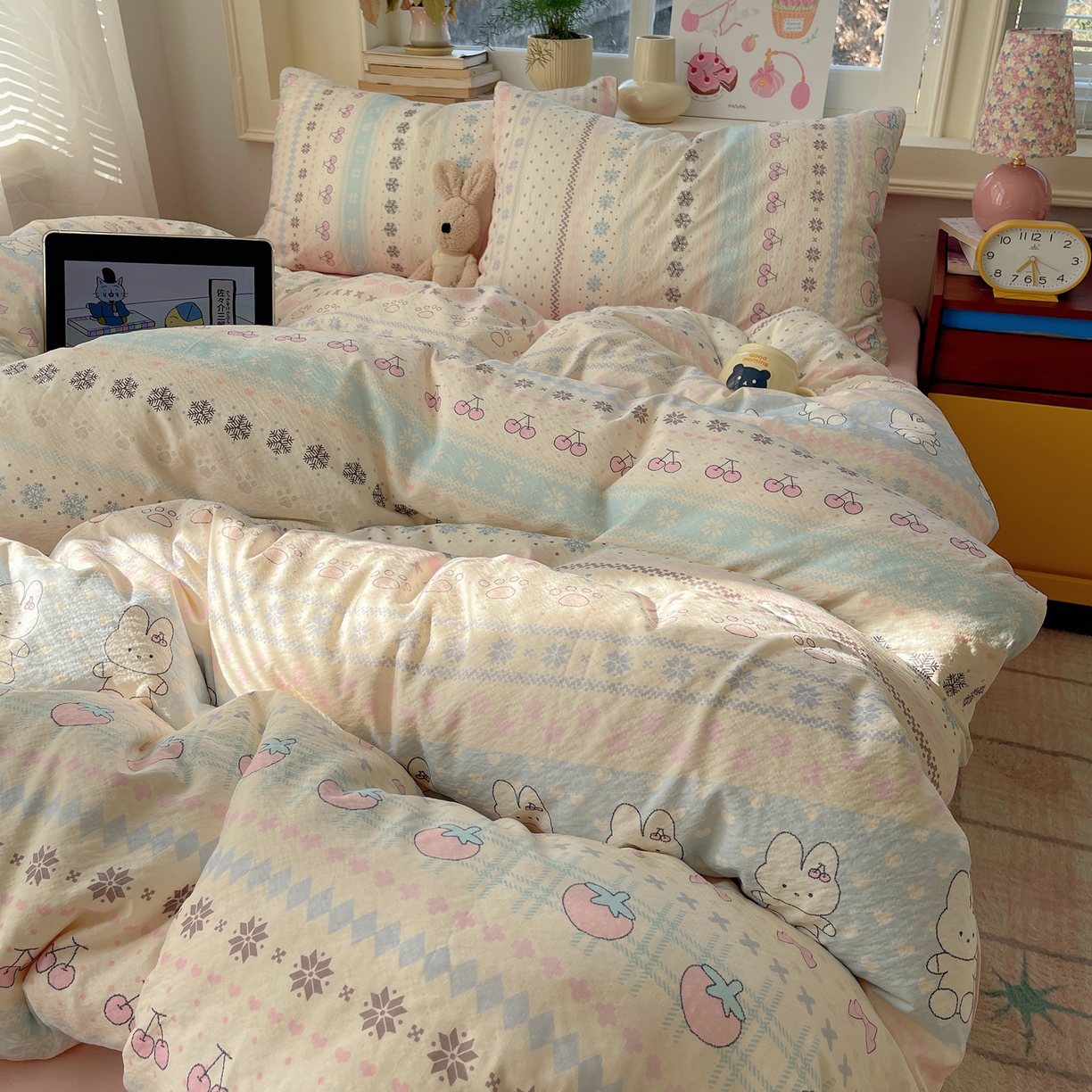 91家纺网 家纺一手货源 找家纺 红嘴企鹅 2026新款波西米亚卡通风水洗棉四件套 水果小兔