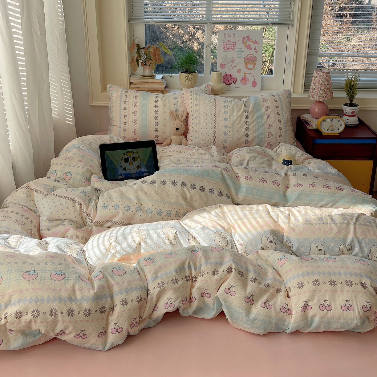 91家纺网 家纺一手货源 找家纺 红嘴企鹅 2026新款波西米亚卡通风水洗棉四件套 水果小兔