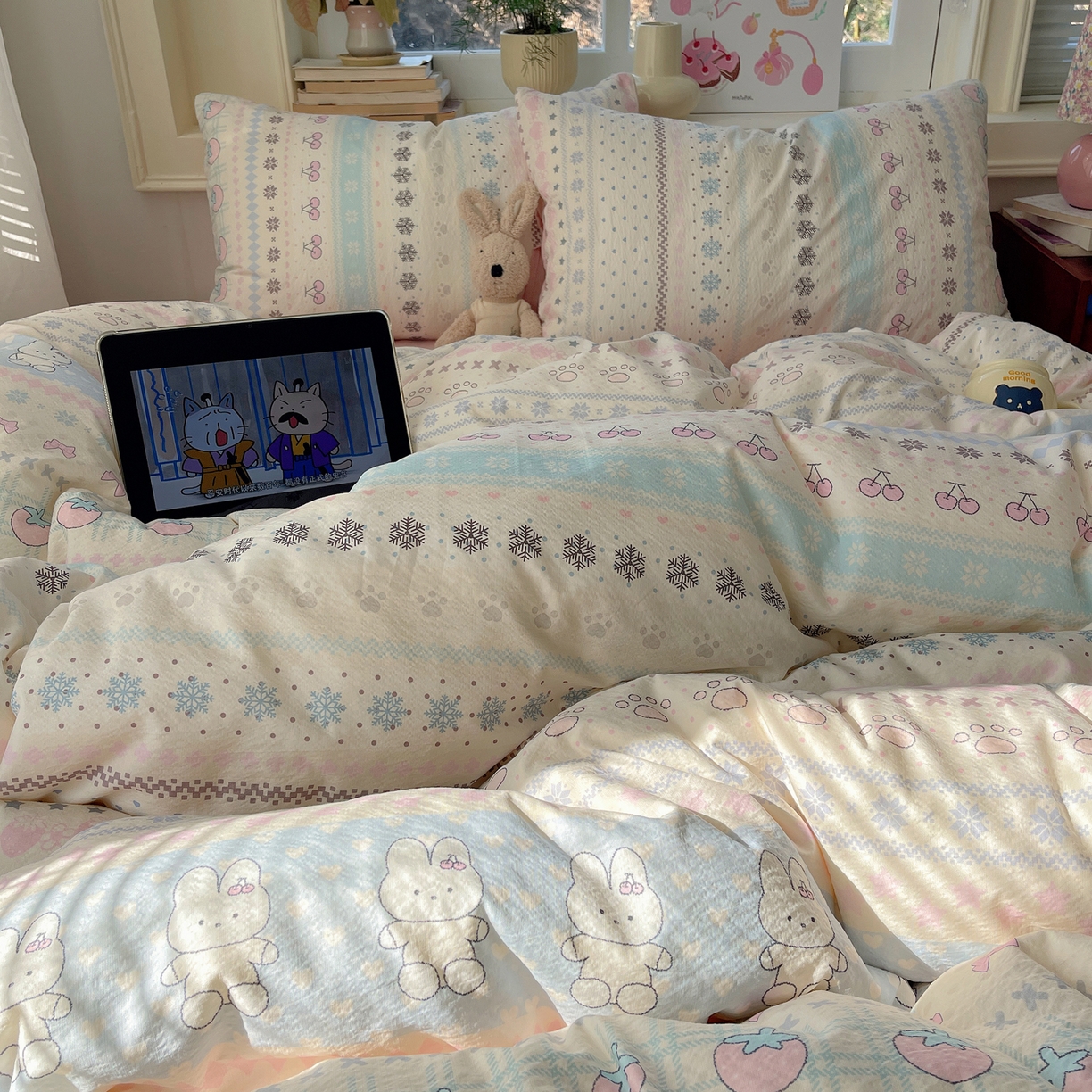 91家纺网 家纺一手货源 找家纺 红嘴企鹅 2026新款波西米亚卡通风水洗棉四件套 水果小兔