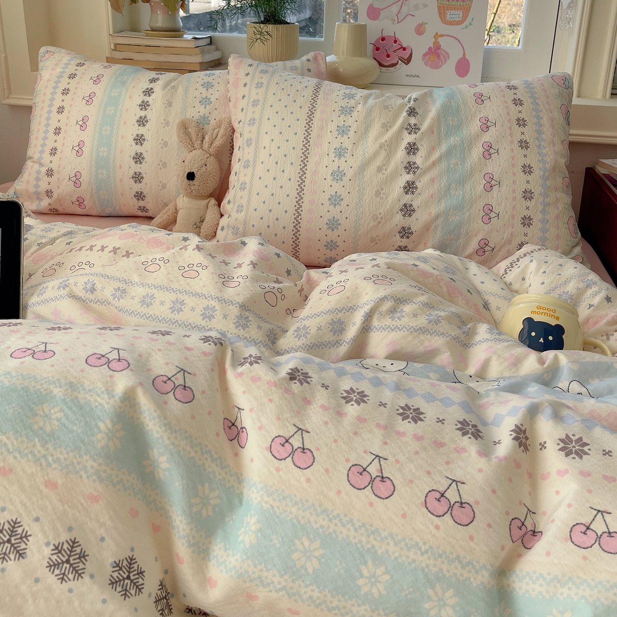 91家纺网 家纺一手货源 找家纺 红嘴企鹅 2026新款波西米亚卡通风水洗棉四件套 水果小兔