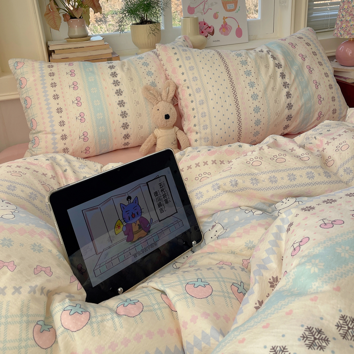 91家纺网 家纺一手货源 找家纺 红嘴企鹅 2026新款波西米亚卡通风水洗棉四件套 水果小兔