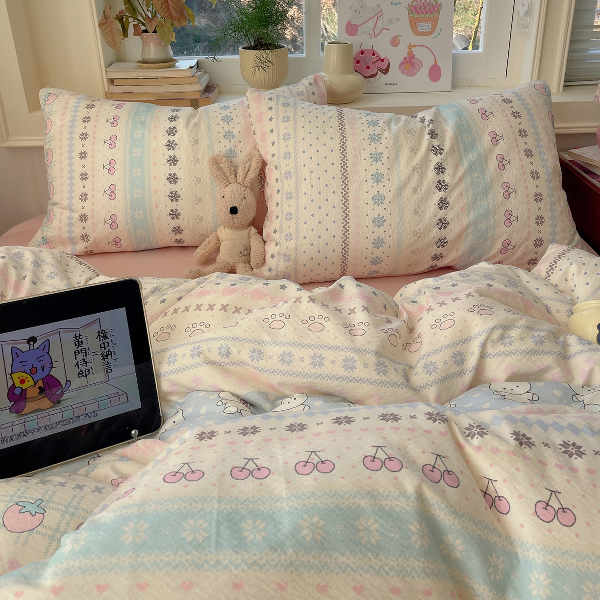 91家纺网 家纺一手货源 找家纺 红嘴企鹅 2026新款波西米亚卡通风水洗棉四件套 水果小兔