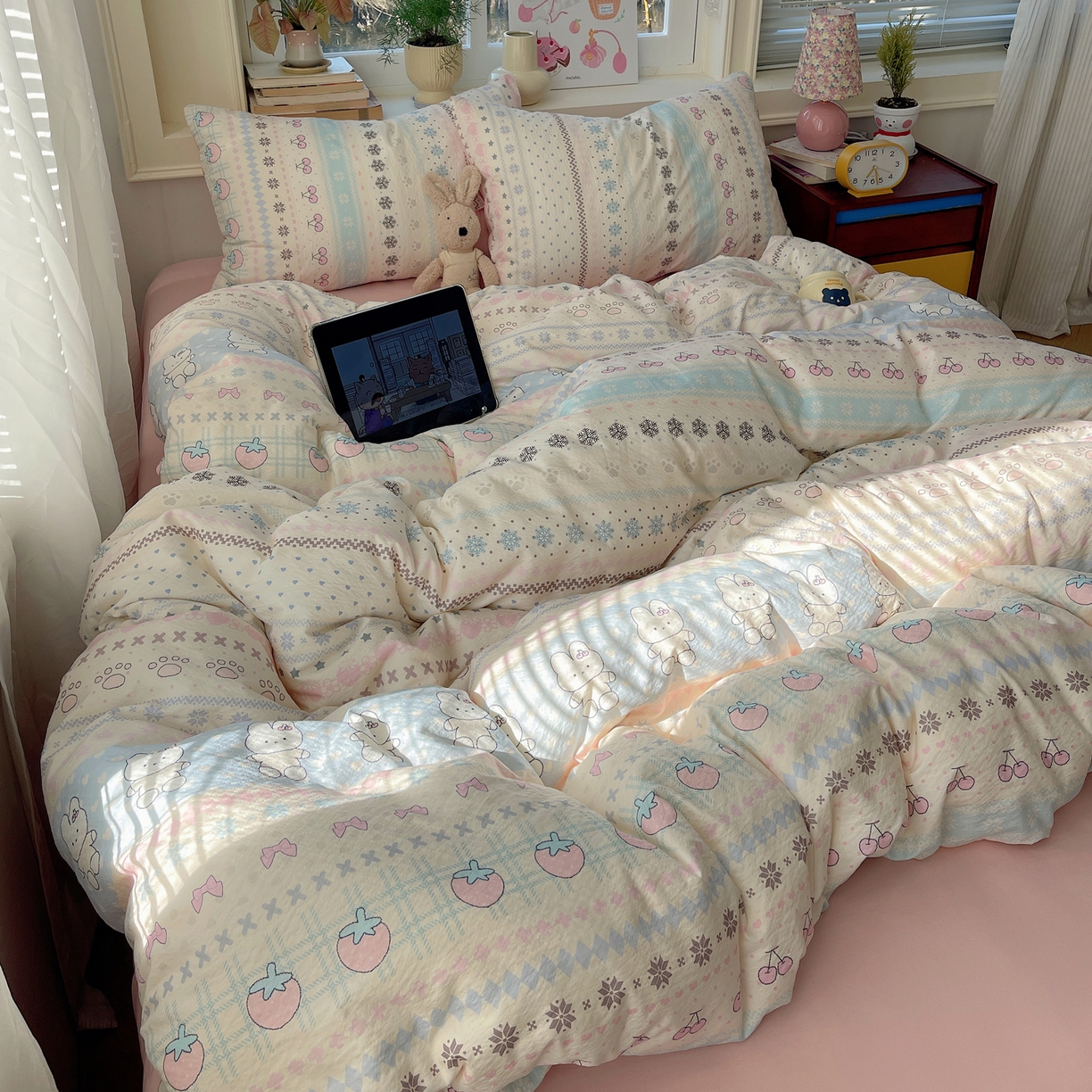 91家纺网 家纺一手货源 找家纺 红嘴企鹅 2026新款波西米亚卡通风水洗棉四件套 水果小兔