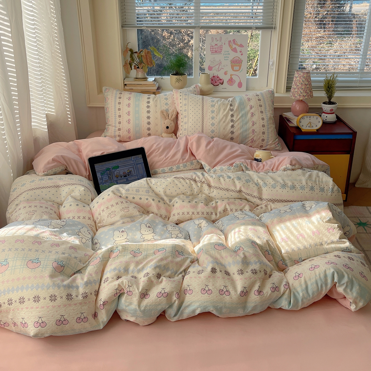 91家纺网 家纺一手货源 找家纺 红嘴企鹅 2026新款波西米亚卡通风水洗棉四件套 水果小兔