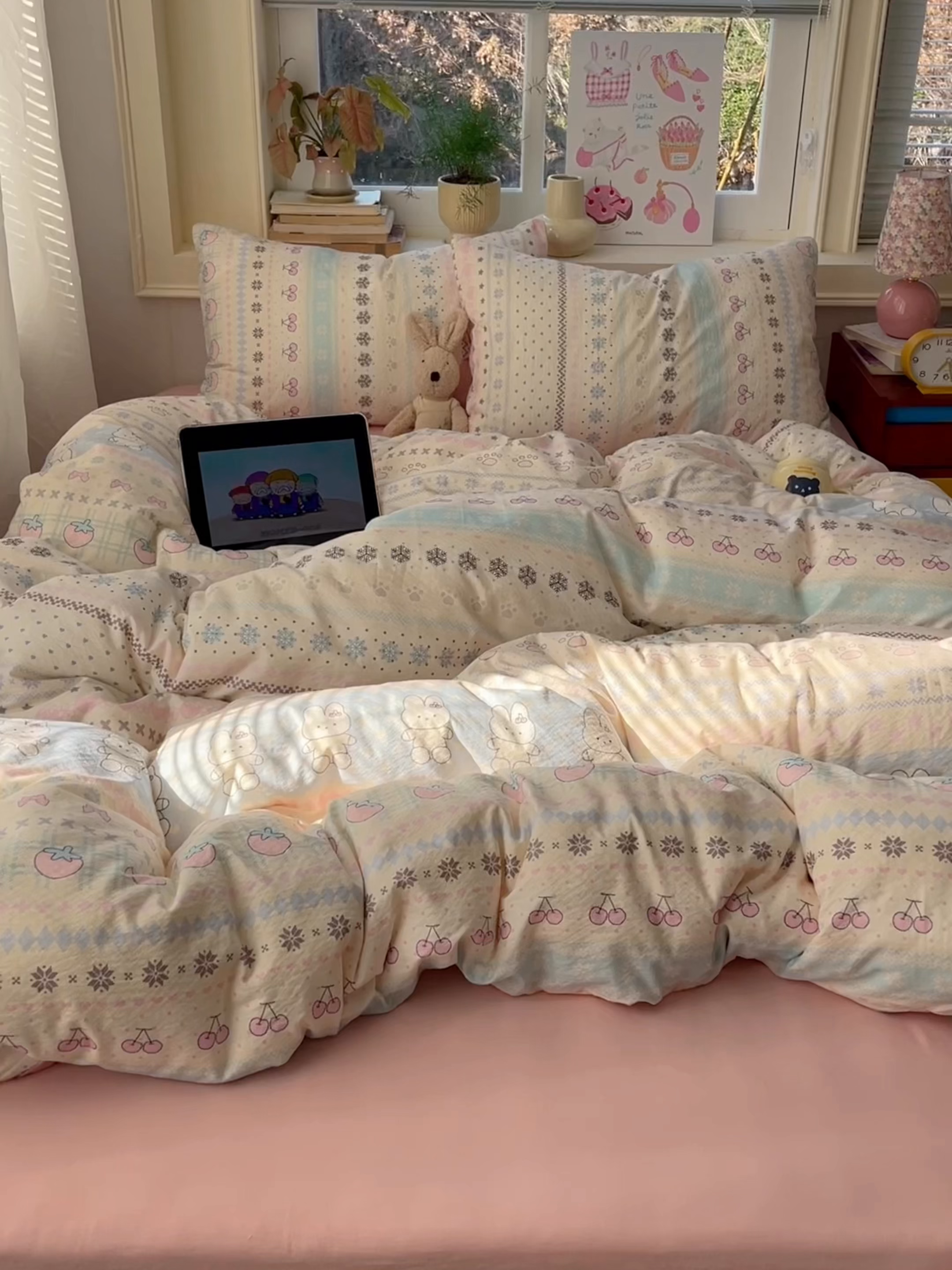 91家纺网 家纺一手货源 找家纺 红嘴企鹅 2026新款波西米亚卡通风水洗棉四件套 水果小兔