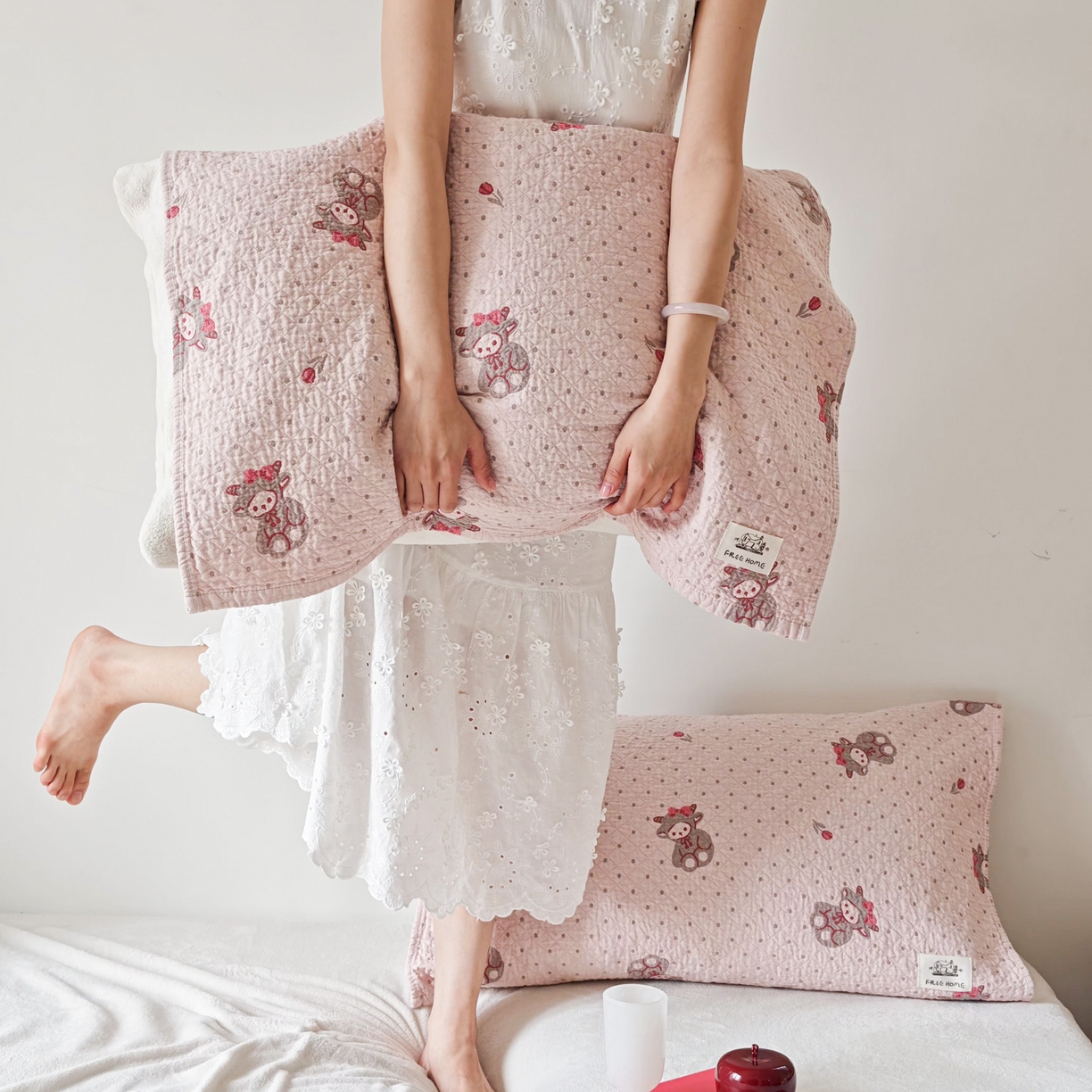 91家纺网 家纺一手货源 找家纺 沐瑟家纺  2026新款安心棉纯棉纱布枕巾 小羊花朵