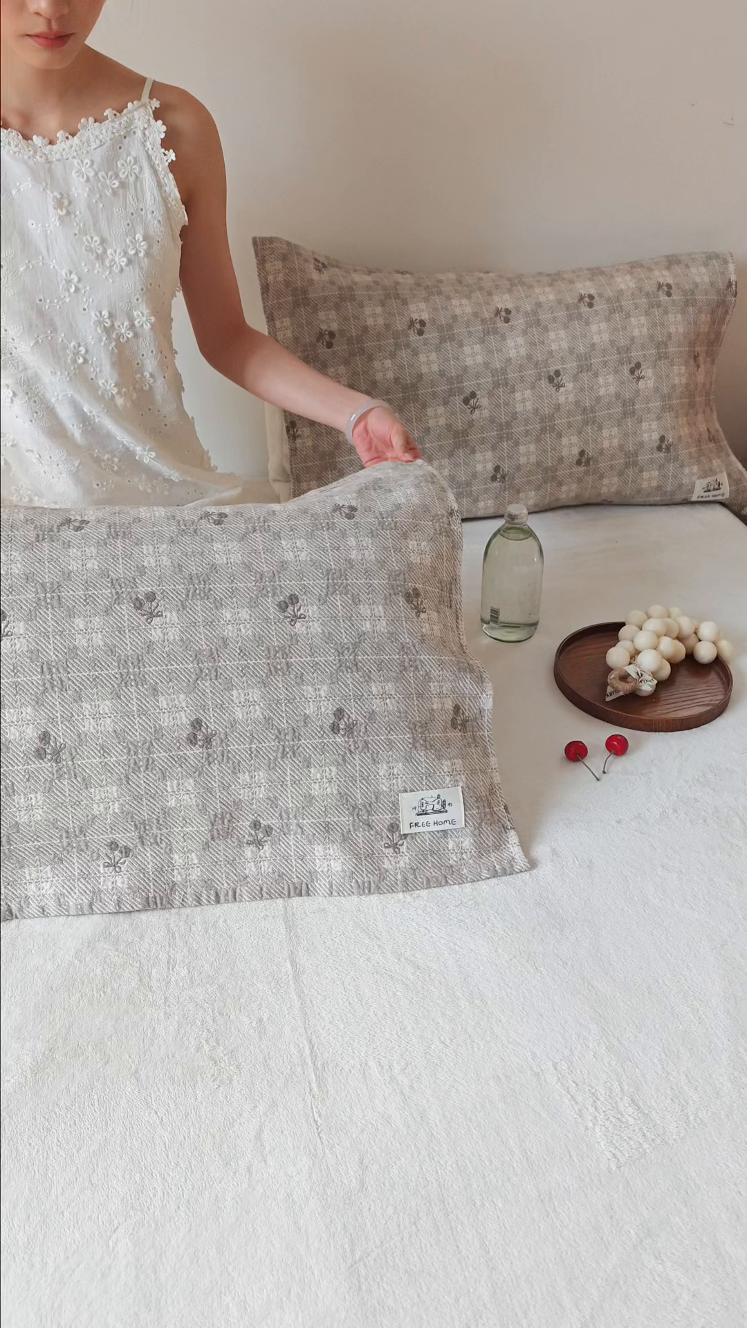 91家纺网 家纺一手货源 找家纺 沐瑟家纺  2026新款安心棉纯棉纱布枕巾 焦糖樱桃