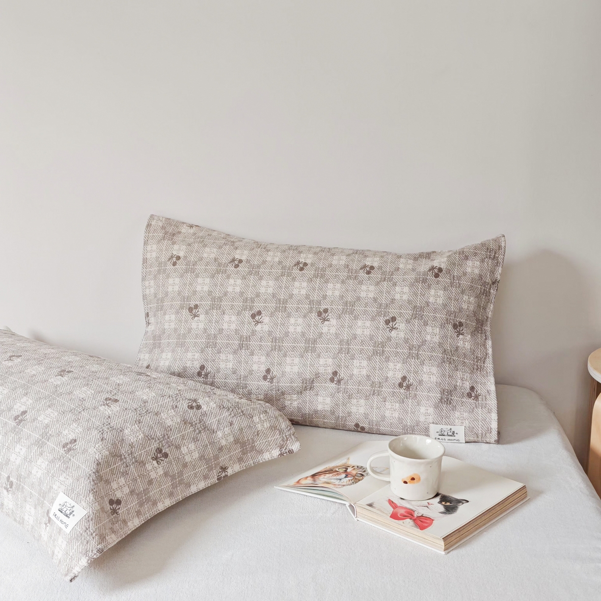 91家纺网 家纺一手货源 找家纺 沐瑟家纺  2026新款安心棉纯棉纱布枕巾 焦糖樱桃