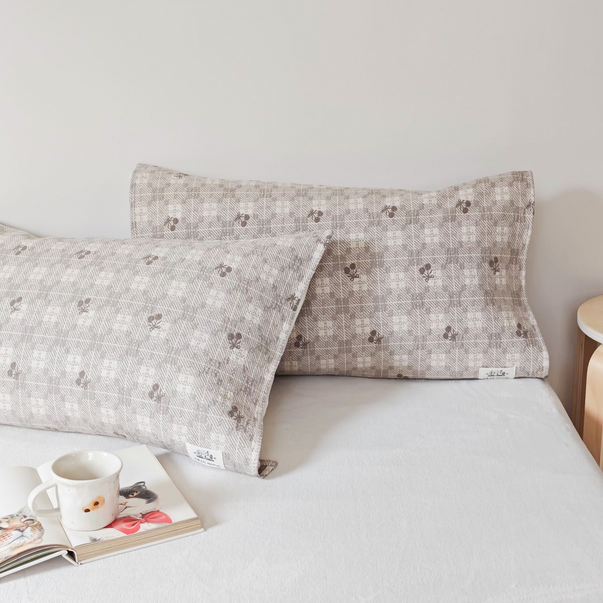 91家纺网 家纺一手货源 找家纺 沐瑟家纺  2026新款安心棉纯棉纱布枕巾 焦糖樱桃