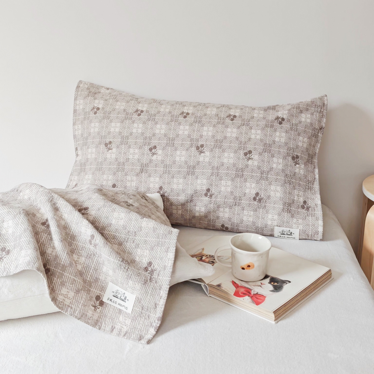 91家纺网 家纺一手货源 找家纺 沐瑟家纺  2026新款安心棉纯棉纱布枕巾 焦糖樱桃