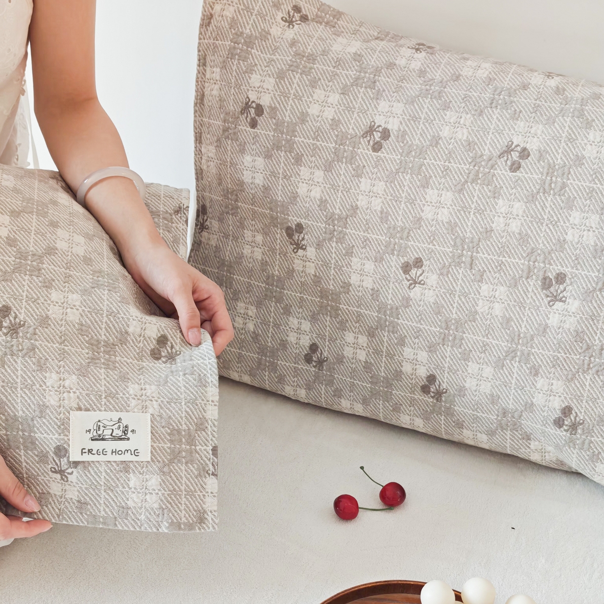 91家纺网 家纺一手货源 找家纺 沐瑟家纺  2026新款安心棉纯棉纱布枕巾 焦糖樱桃