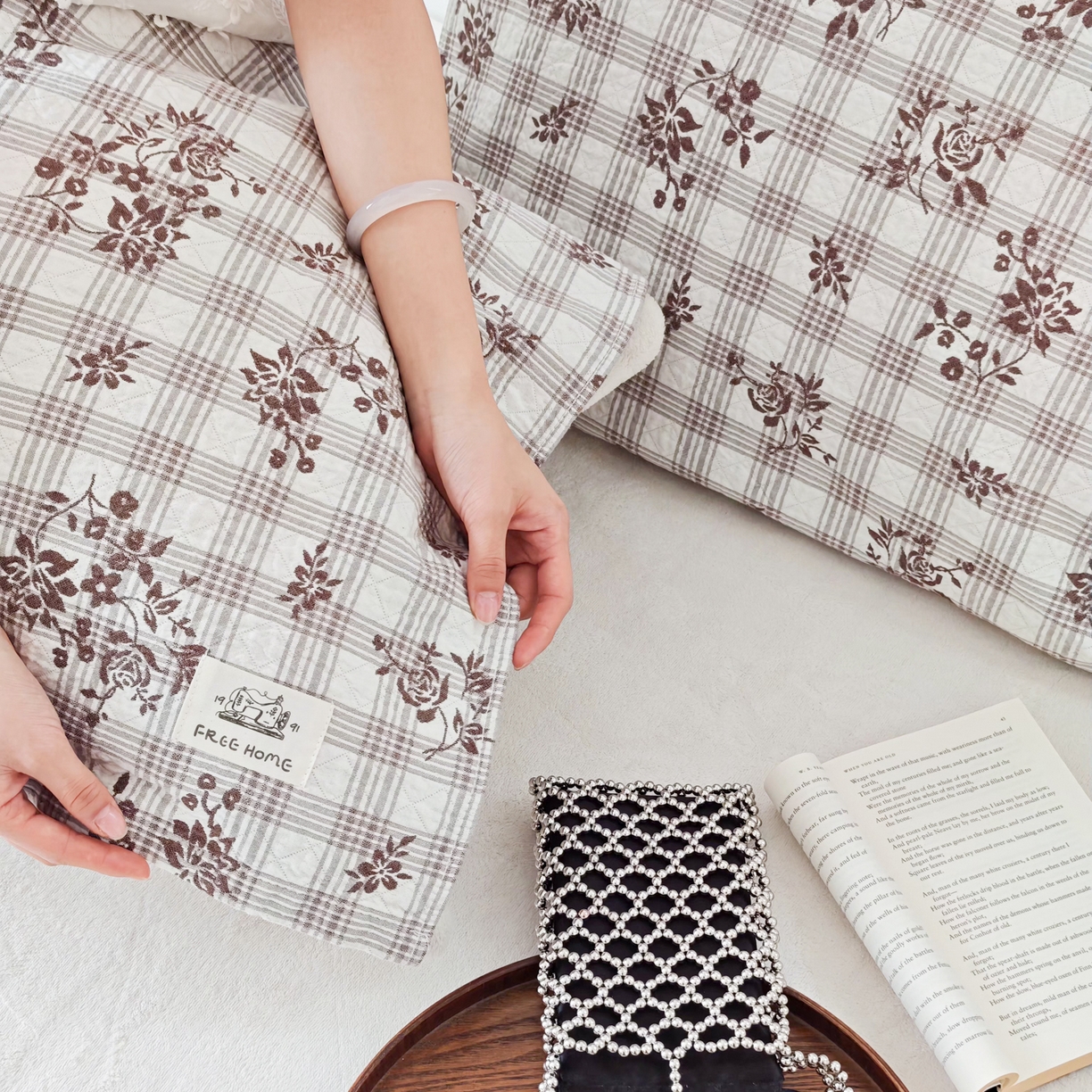 91家纺网 家纺一手货源 找家纺 沐瑟家纺  2026新款安心棉纯棉纱布枕巾 咖色小花