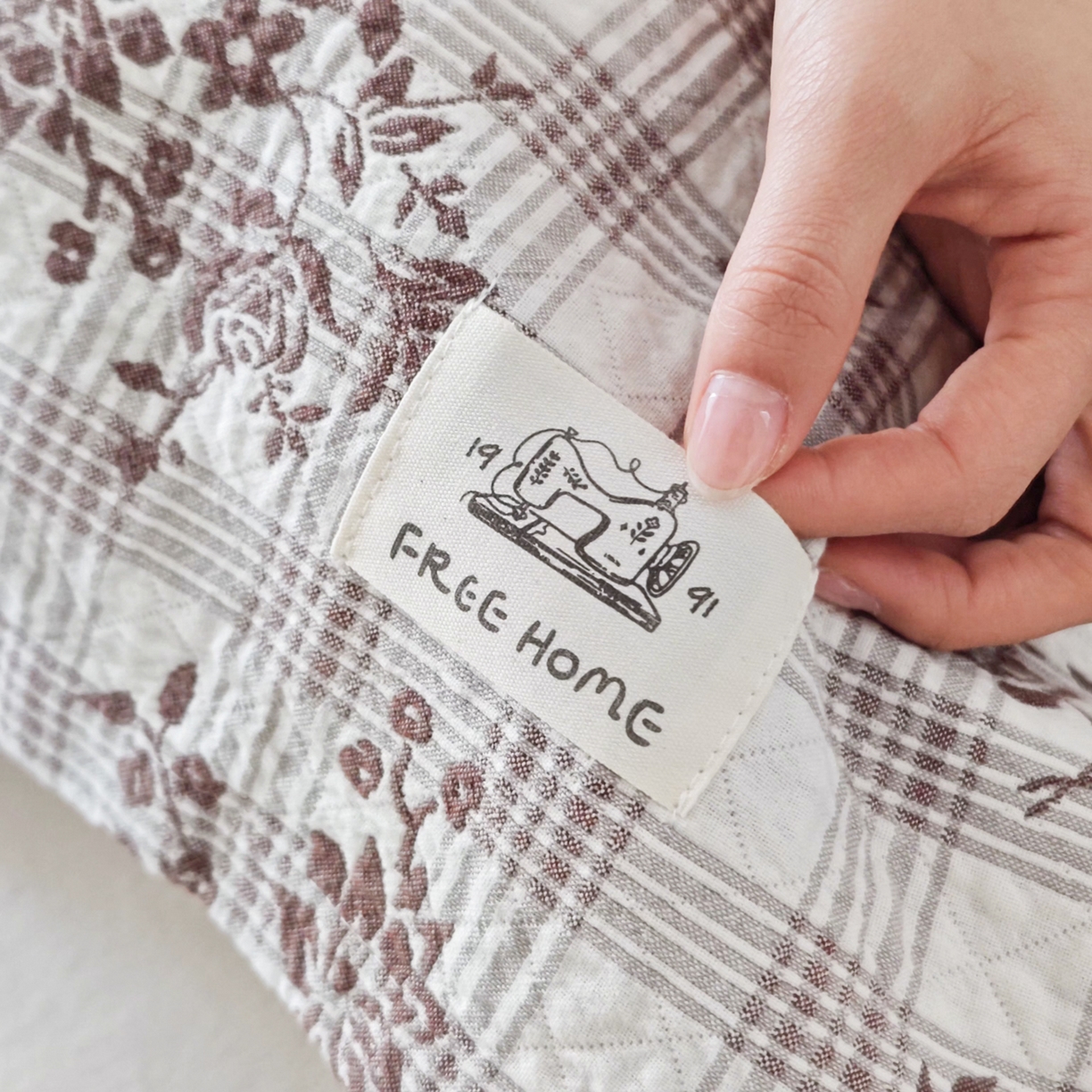 91家纺网 家纺一手货源 找家纺 沐瑟家纺  2026新款安心棉纯棉纱布枕巾 咖色小花