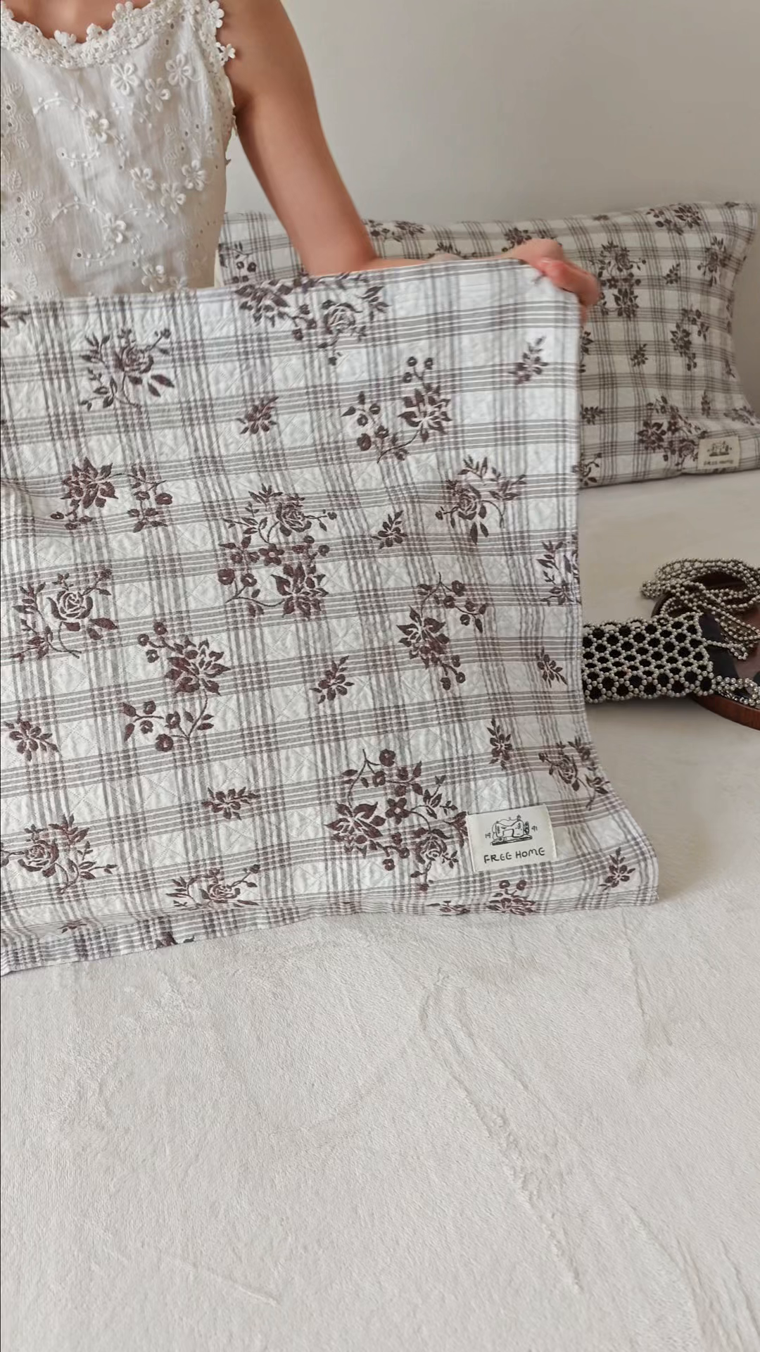 91家纺网 家纺一手货源 找家纺 沐瑟家纺  2026新款安心棉纯棉纱布枕巾 咖色小花