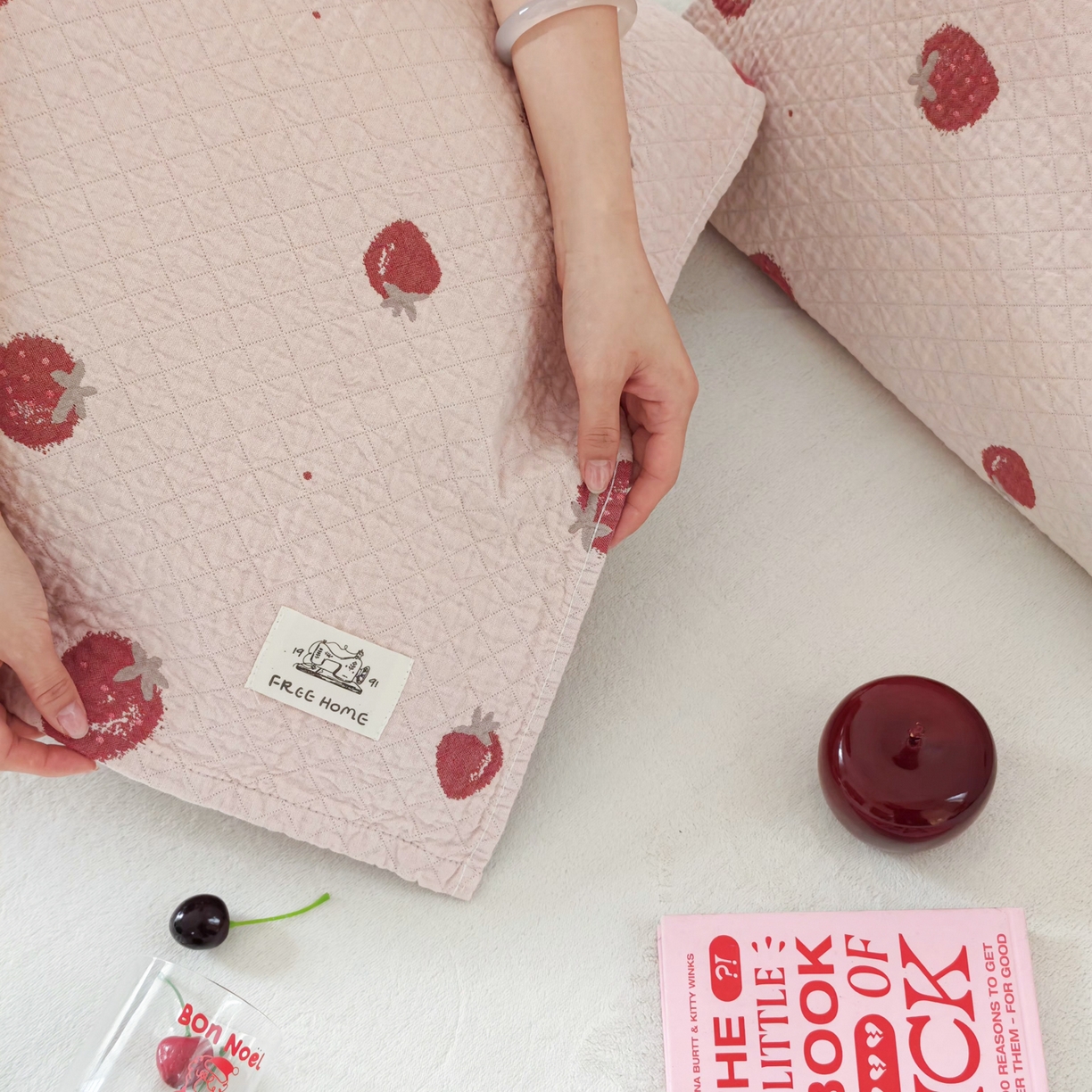 91家纺网 家纺一手货源 找家纺 沐瑟家纺  2026新款安心棉纯棉纱布枕巾 草莓