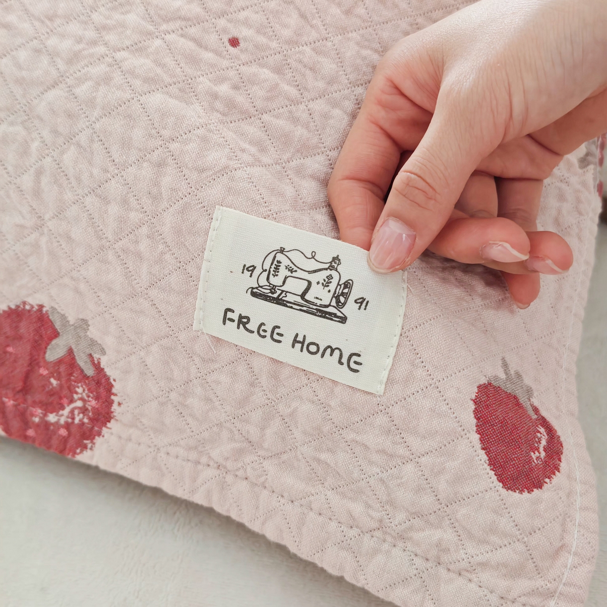 91家纺网 家纺一手货源 找家纺 沐瑟家纺  2026新款安心棉纯棉纱布枕巾 草莓