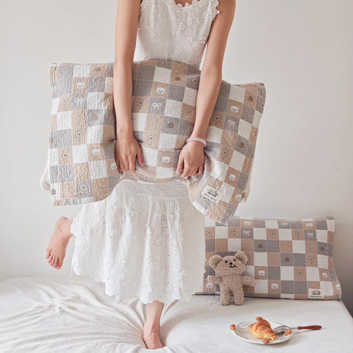 91家纺网 家纺一手货源 找家纺 沐瑟家纺  2026新款安心棉纯棉纱布枕巾 格子小熊