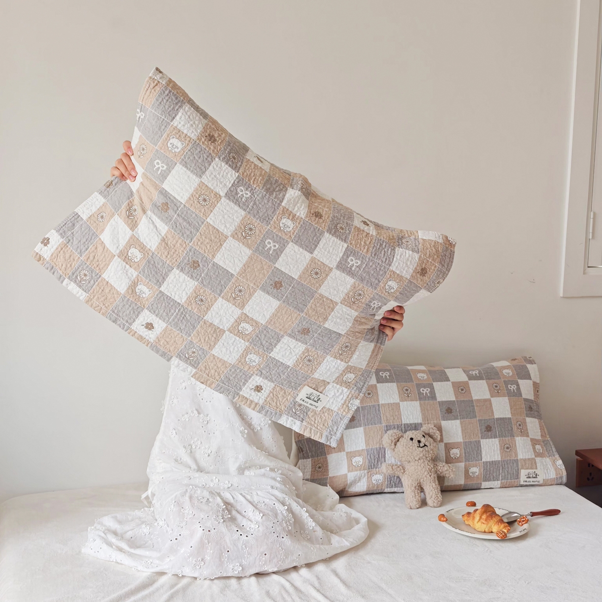 91家纺网 家纺一手货源 找家纺 沐瑟家纺  2026新款安心棉纯棉纱布枕巾 格子小熊