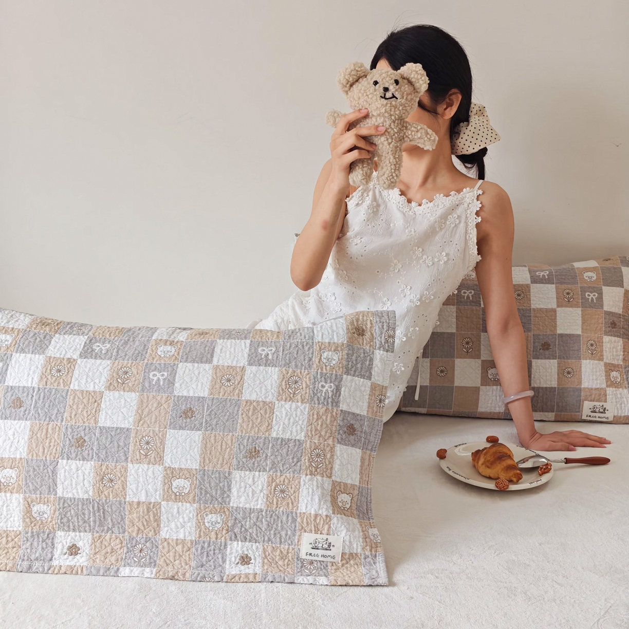 91家纺网 家纺一手货源 找家纺 沐瑟家纺  2026新款安心棉纯棉纱布枕巾 格子小熊