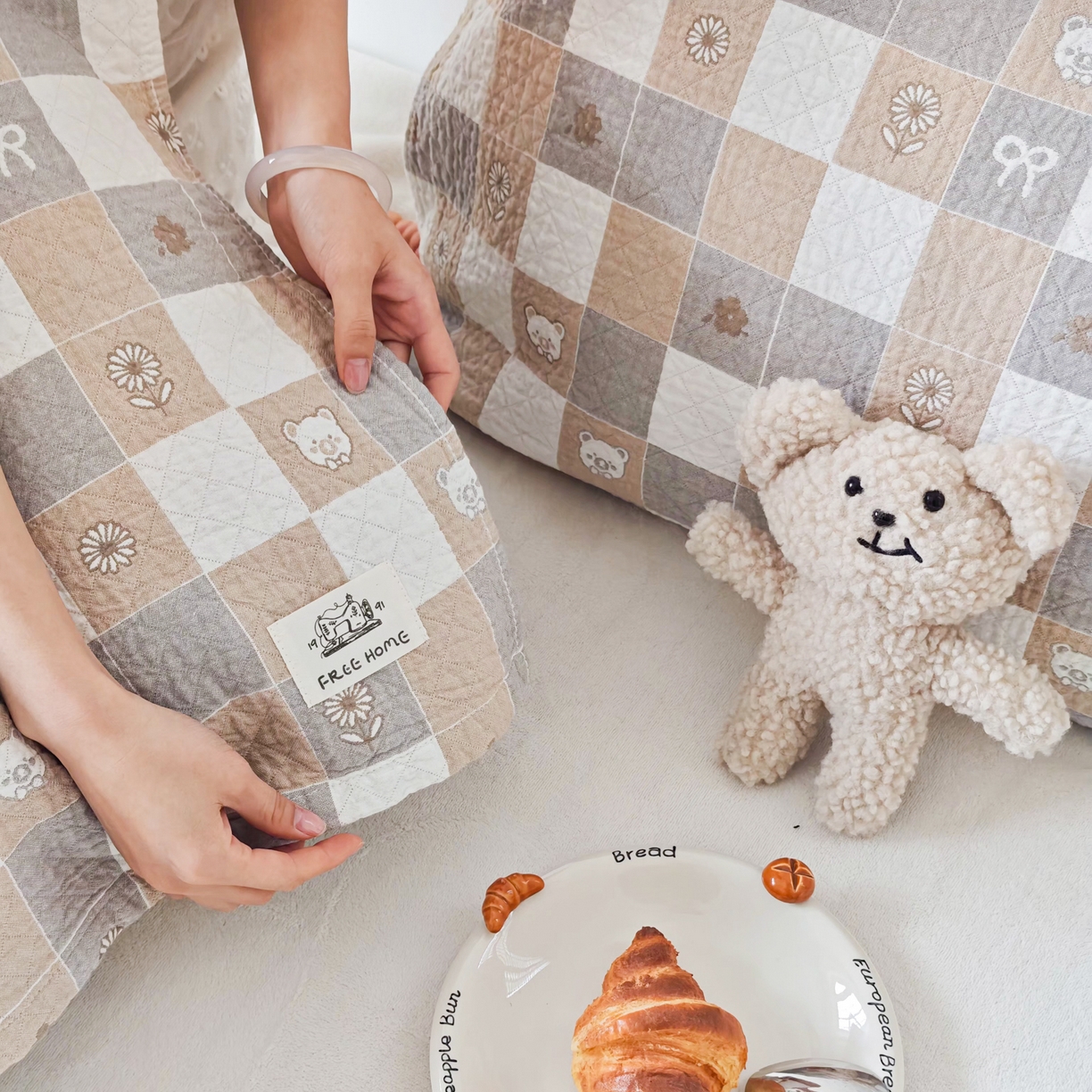 91家纺网 家纺一手货源 找家纺 沐瑟家纺  2026新款安心棉纯棉纱布枕巾 格子小熊