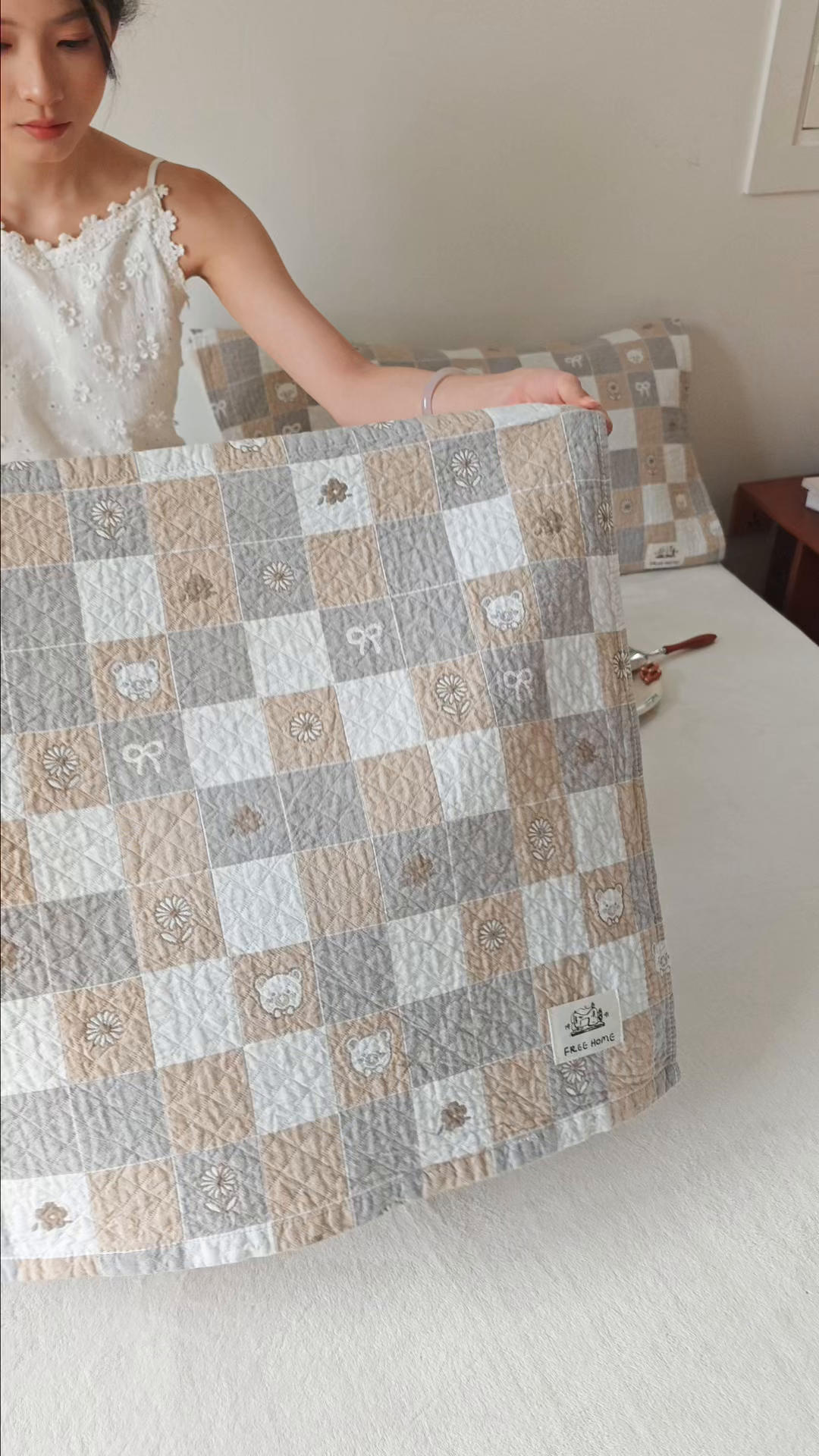 91家纺网 家纺一手货源 找家纺 沐瑟家纺  2026新款安心棉纯棉纱布枕巾 格子小熊