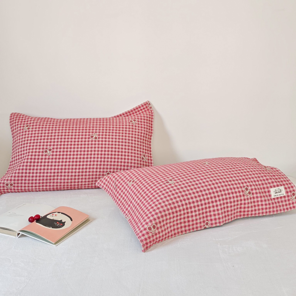 91家纺网 家纺一手货源 找家纺 沐瑟家纺  2026新款安心棉纯棉纱布枕巾 格子樱桃红
