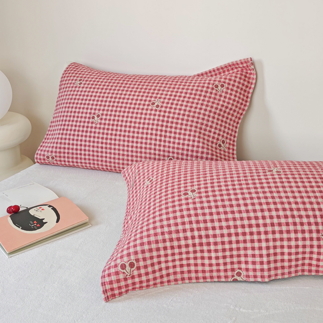 91家纺网 家纺一手货源 找家纺 沐瑟家纺  2026新款安心棉纯棉纱布枕巾 格子樱桃红