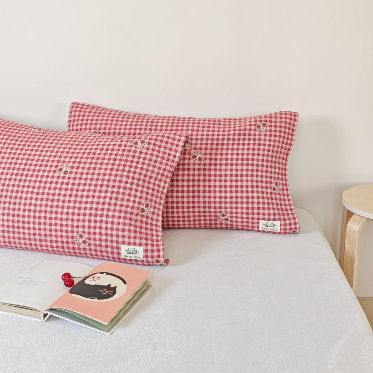 91家纺网 家纺一手货源 找家纺 沐瑟家纺  2026新款安心棉纯棉纱布枕巾 格子樱桃红