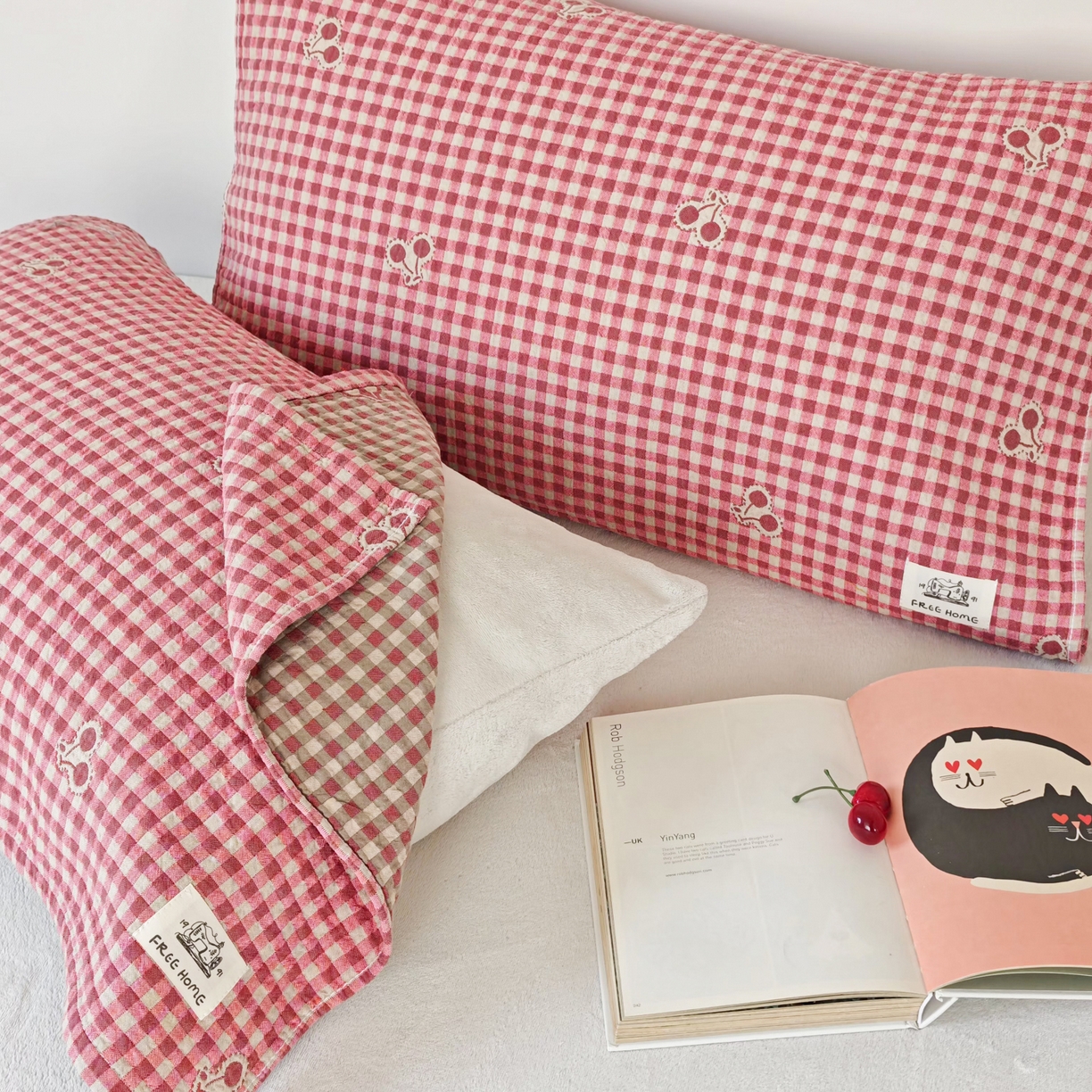 91家纺网 家纺一手货源 找家纺 沐瑟家纺  2026新款安心棉纯棉纱布枕巾 格子樱桃红