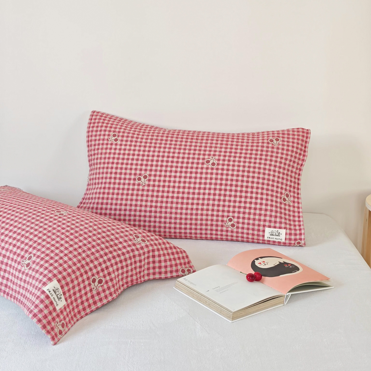 91家纺网 家纺一手货源 找家纺 沐瑟家纺  2026新款安心棉纯棉纱布枕巾 格子樱桃红