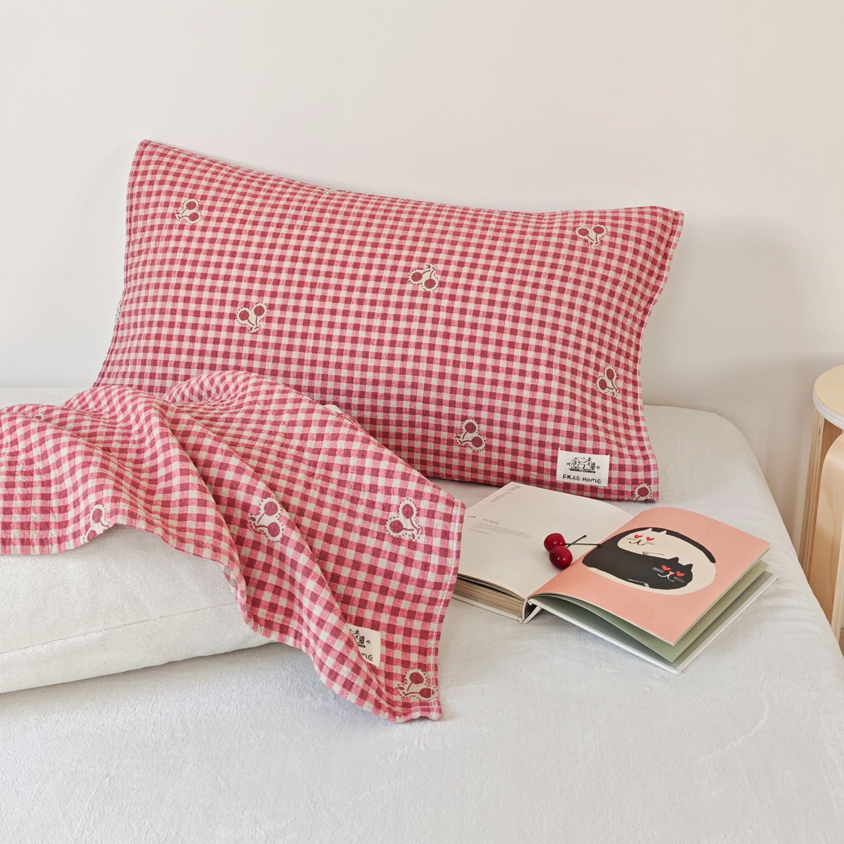 91家纺网 家纺一手货源 找家纺 沐瑟家纺  2026新款安心棉纯棉纱布枕巾 格子樱桃红