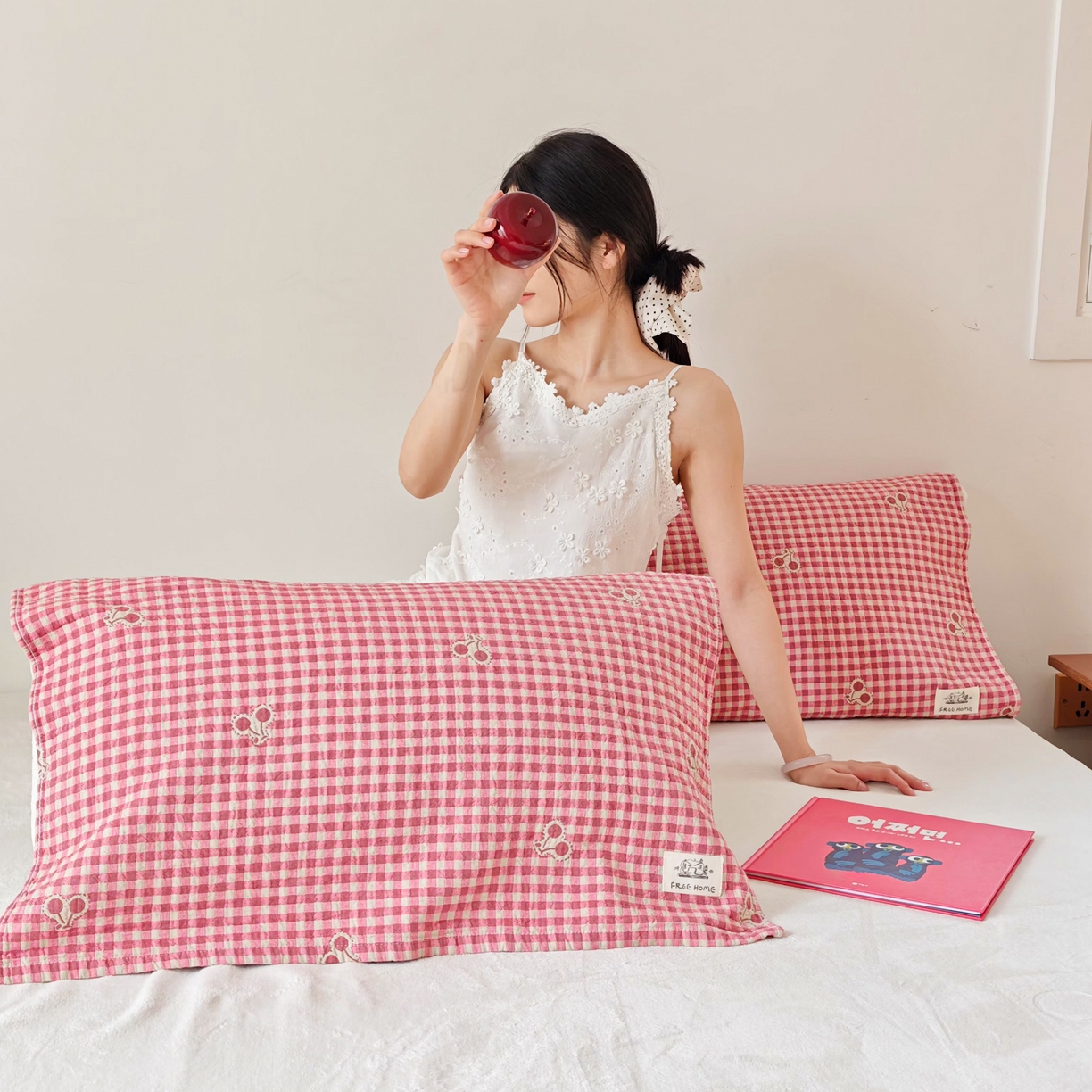 91家纺网 家纺一手货源 找家纺 沐瑟家纺  2026新款安心棉纯棉纱布枕巾 格子樱桃红