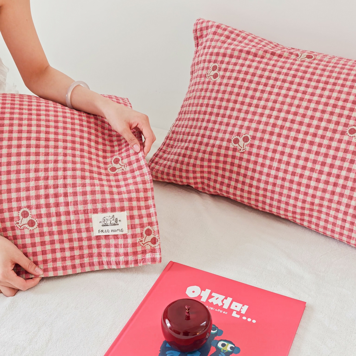 91家纺网 家纺一手货源 找家纺 沐瑟家纺  2026新款安心棉纯棉纱布枕巾 格子樱桃红