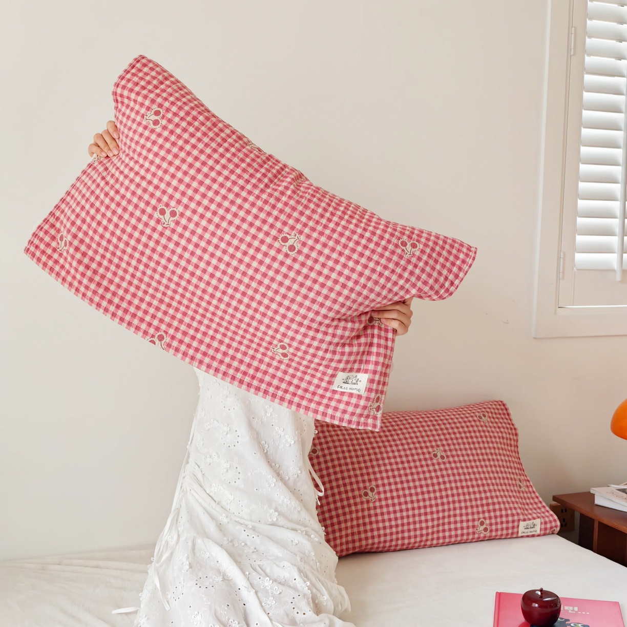 91家纺网 家纺一手货源 找家纺 沐瑟家纺  2026新款安心棉纯棉纱布枕巾 格子樱桃红