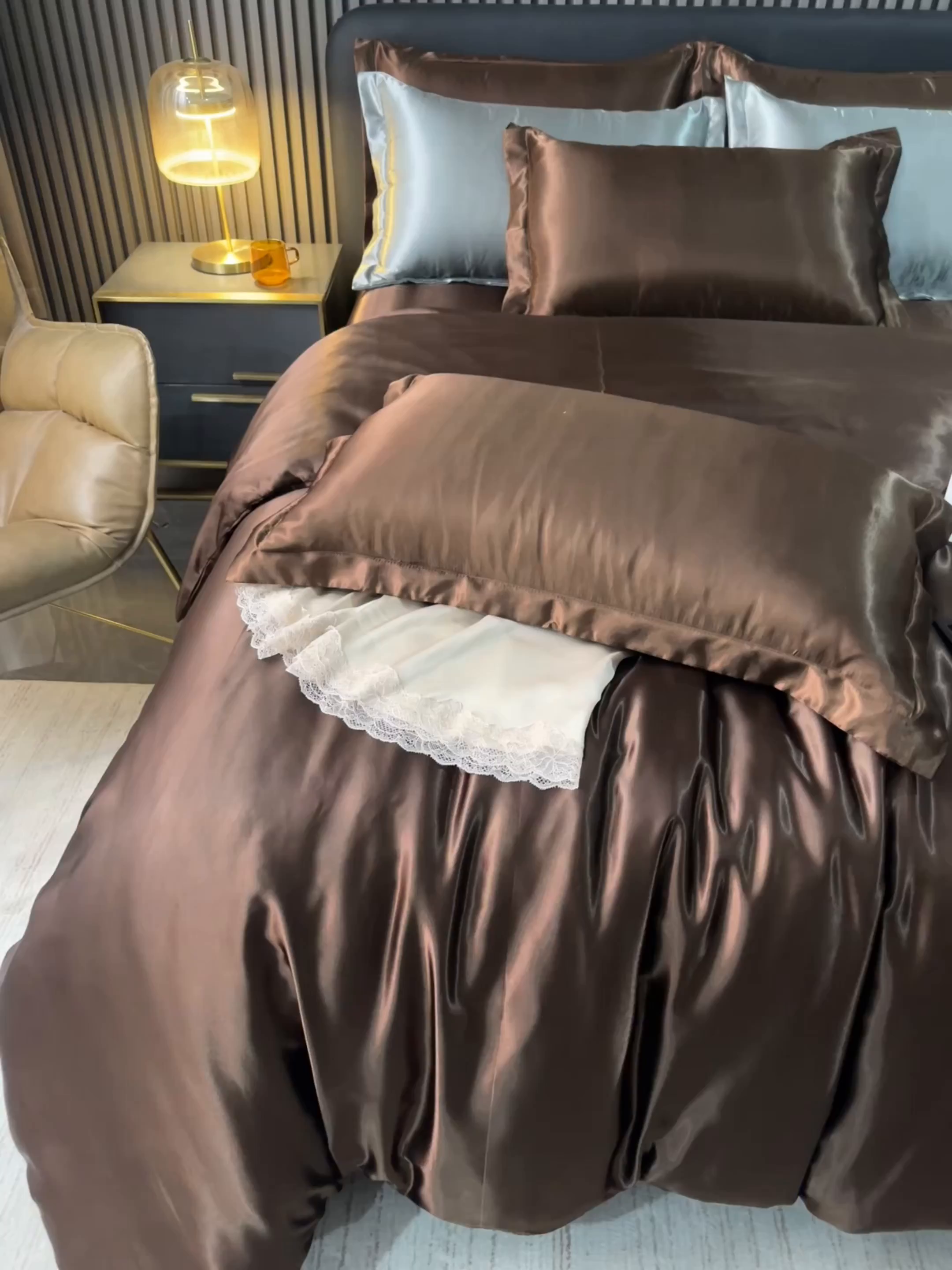 91家纺网 家纺一手货源 找家纺 莱越家纺 2026夏季款高端轻奢水洗真丝四件套丝滑裸睡丝绸纯色冰丝四件套系列可承接外贸订货 深咖色