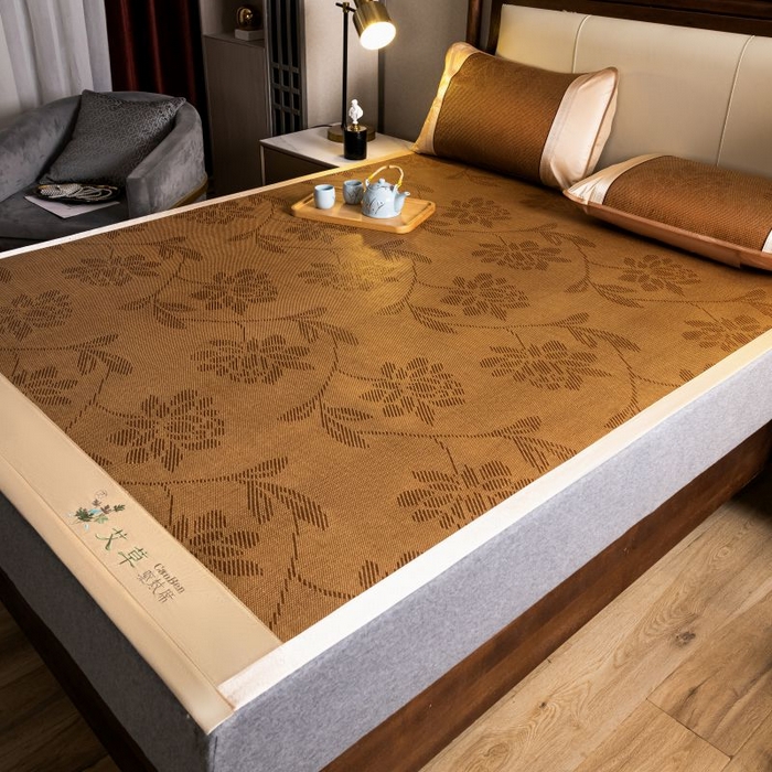 91家纺网 家纺一手货源 找家纺 瑞禾家纺 2026新款艾草刺绣双面古藤席艾草刺绣藤席双面席反面冰丝席（新拍图） 水中花