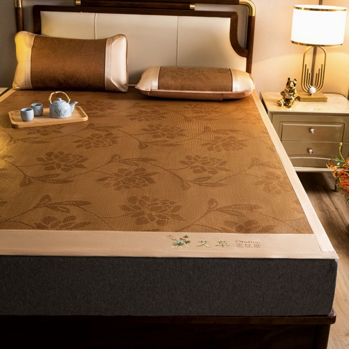 91家纺网 家纺一手货源 找家纺 瑞禾家纺 2026新款艾草刺绣双面古藤席艾草刺绣藤席双面席反面冰丝席（新拍图） 水中花