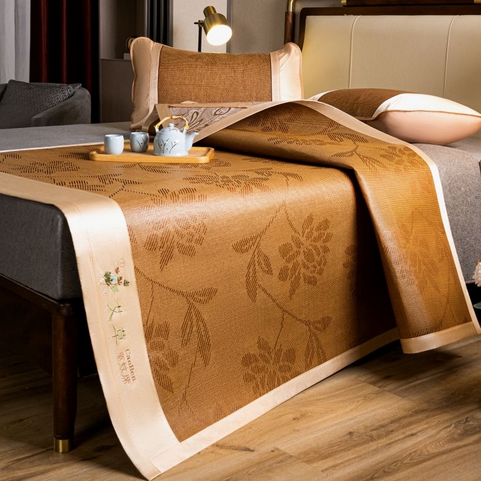 91家纺网 家纺一手货源 找家纺 瑞禾家纺 2026新款艾草刺绣双面古藤席艾草刺绣藤席双面席反面冰丝席（新拍图） 水中花