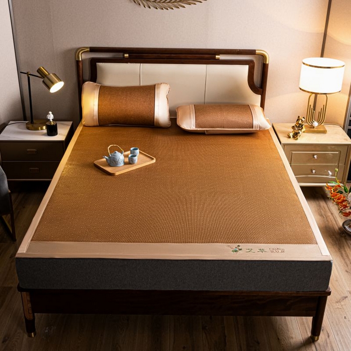 91家纺网 家纺一手货源 找家纺 瑞禾家纺 2026新款艾草刺绣双面古藤席艾草刺绣藤席双面席反面冰丝席（新拍图） 饼干花