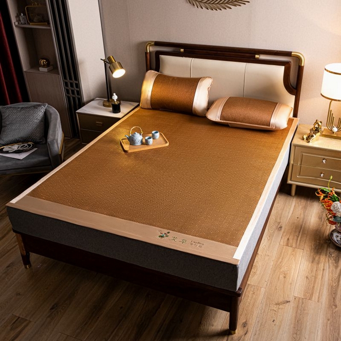 91家纺网 家纺一手货源 找家纺 瑞禾家纺 2026新款艾草刺绣双面古藤席艾草刺绣藤席双面席反面冰丝席（新拍图） 饼干花