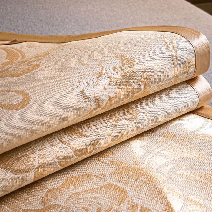 91家纺网 家纺一手货源 找家纺 瑞禾家纺 2026新款艾草刺绣双面古藤席艾草刺绣藤席双面席反面冰丝席（新拍图） 饼干花