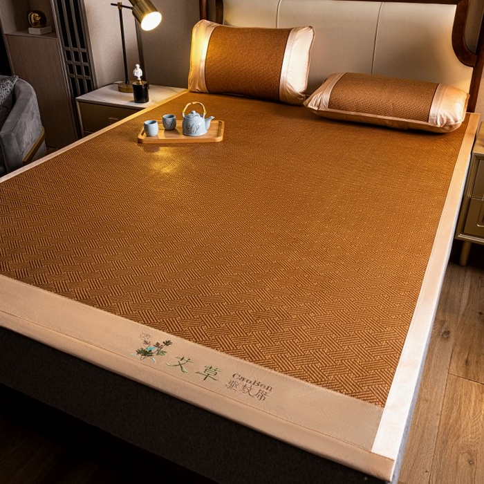 91家纺网 家纺一手货源 找家纺 瑞禾家纺 2026新款艾草刺绣双面古藤席艾草刺绣藤席双面席反面冰丝席（新拍图） 饼干花