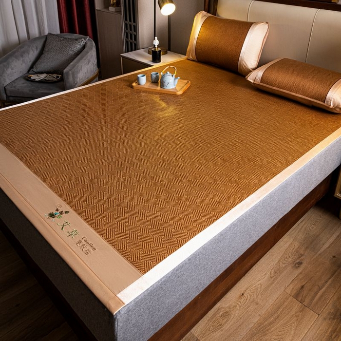 91家纺网 家纺一手货源 找家纺 瑞禾家纺 2026新款艾草刺绣双面古藤席艾草刺绣藤席双面席反面冰丝席（新拍图） 饼干花