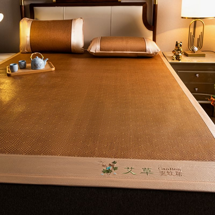 91家纺网 家纺一手货源 找家纺 瑞禾家纺 2026新款艾草刺绣双面古藤席艾草刺绣藤席双面席反面冰丝席（新拍图） 饼干花