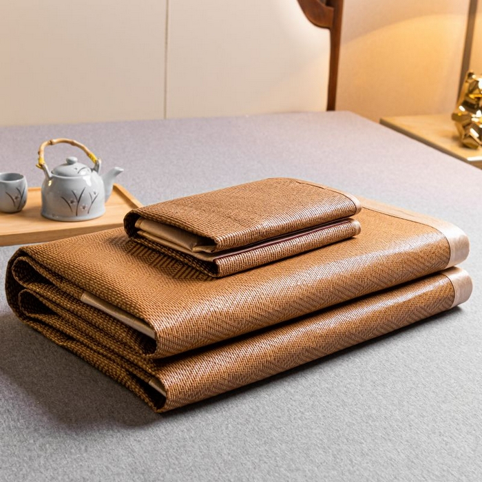 91家纺网 家纺一手货源 找家纺 瑞禾家纺 2026新款艾草刺绣双面古藤席艾草刺绣藤席双面席反面冰丝席（新拍图） 饼干花