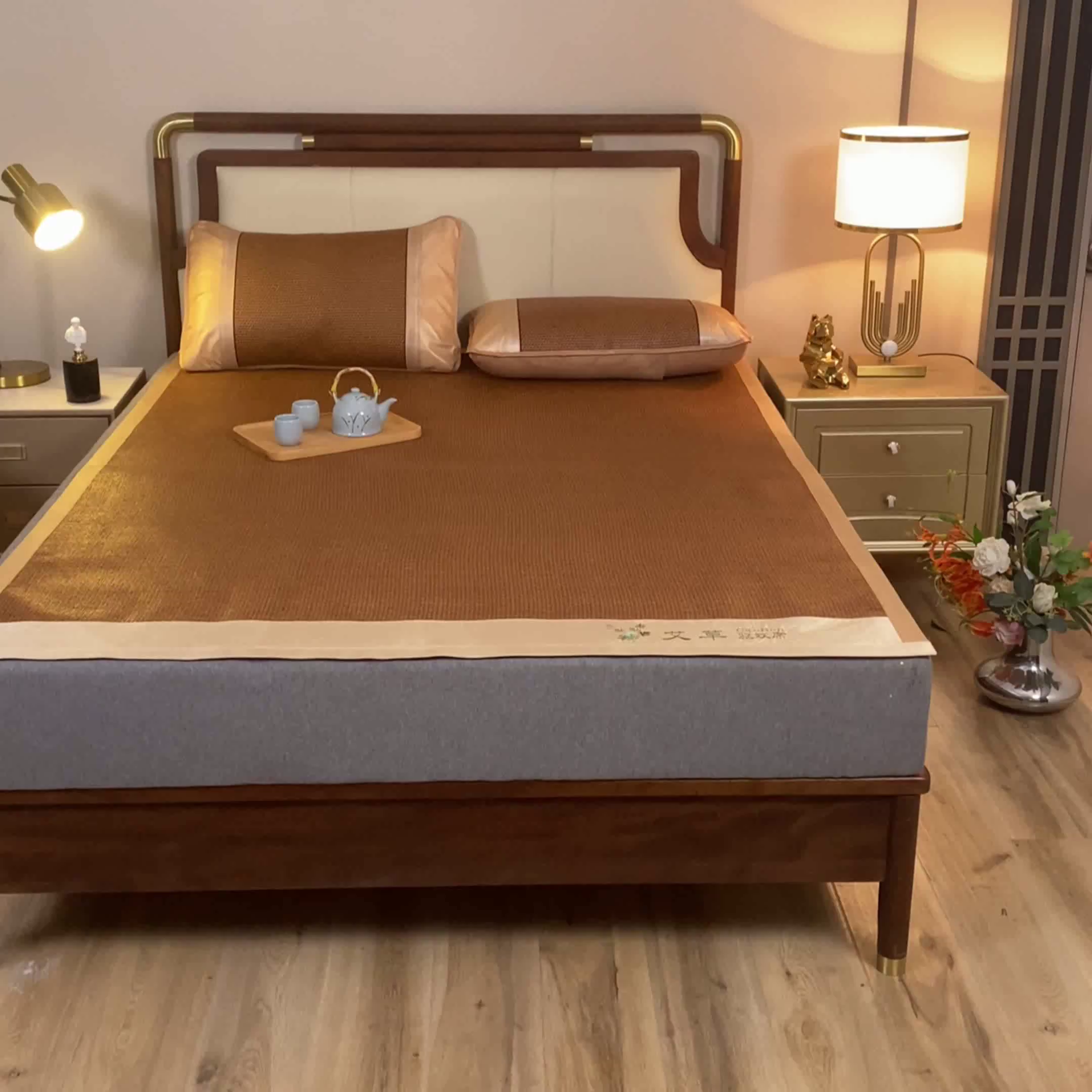 91家纺网 家纺一手货源 找家纺 瑞禾家纺 2026新款艾草刺绣双面古藤席艾草刺绣藤席双面席反面冰丝席（新拍图） 饼干花