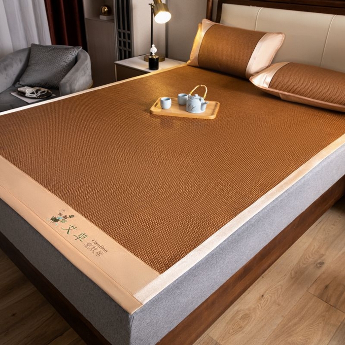 91家纺网 家纺一手货源 找家纺 瑞禾家纺 2026新款艾草刺绣双面古藤席艾草刺绣藤席双面席反面冰丝席（新拍图） 步步高