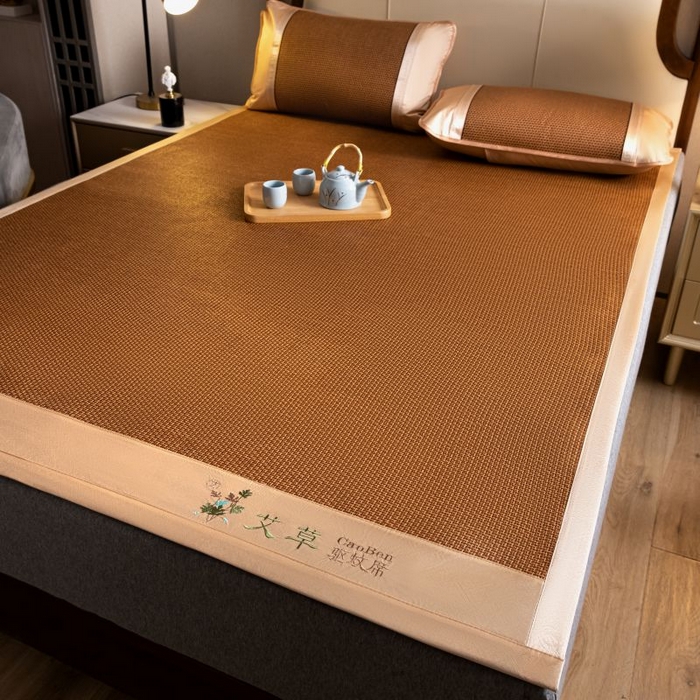 91家纺网 家纺一手货源 找家纺 瑞禾家纺 2026新款艾草刺绣双面古藤席艾草刺绣藤席双面席反面冰丝席（新拍图） 步步高