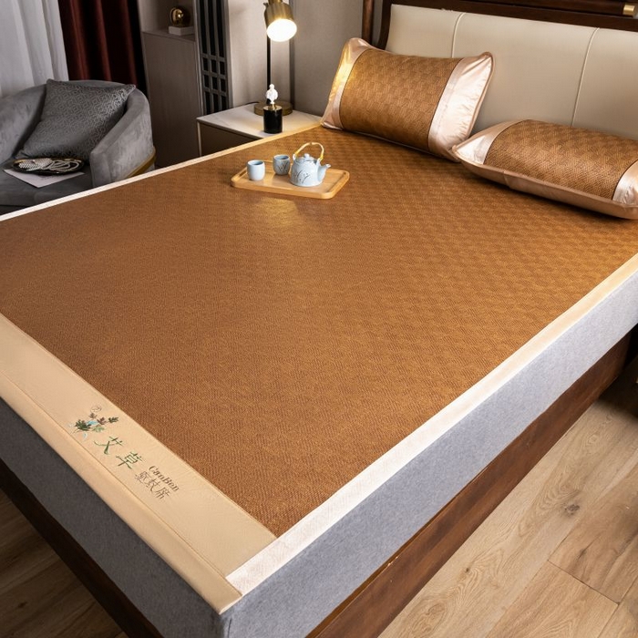 91家纺网 家纺一手货源 找家纺 瑞禾家纺 2026新款艾草刺绣双面古藤席艾草刺绣藤席双面席反面冰丝席（新拍图） 经典格