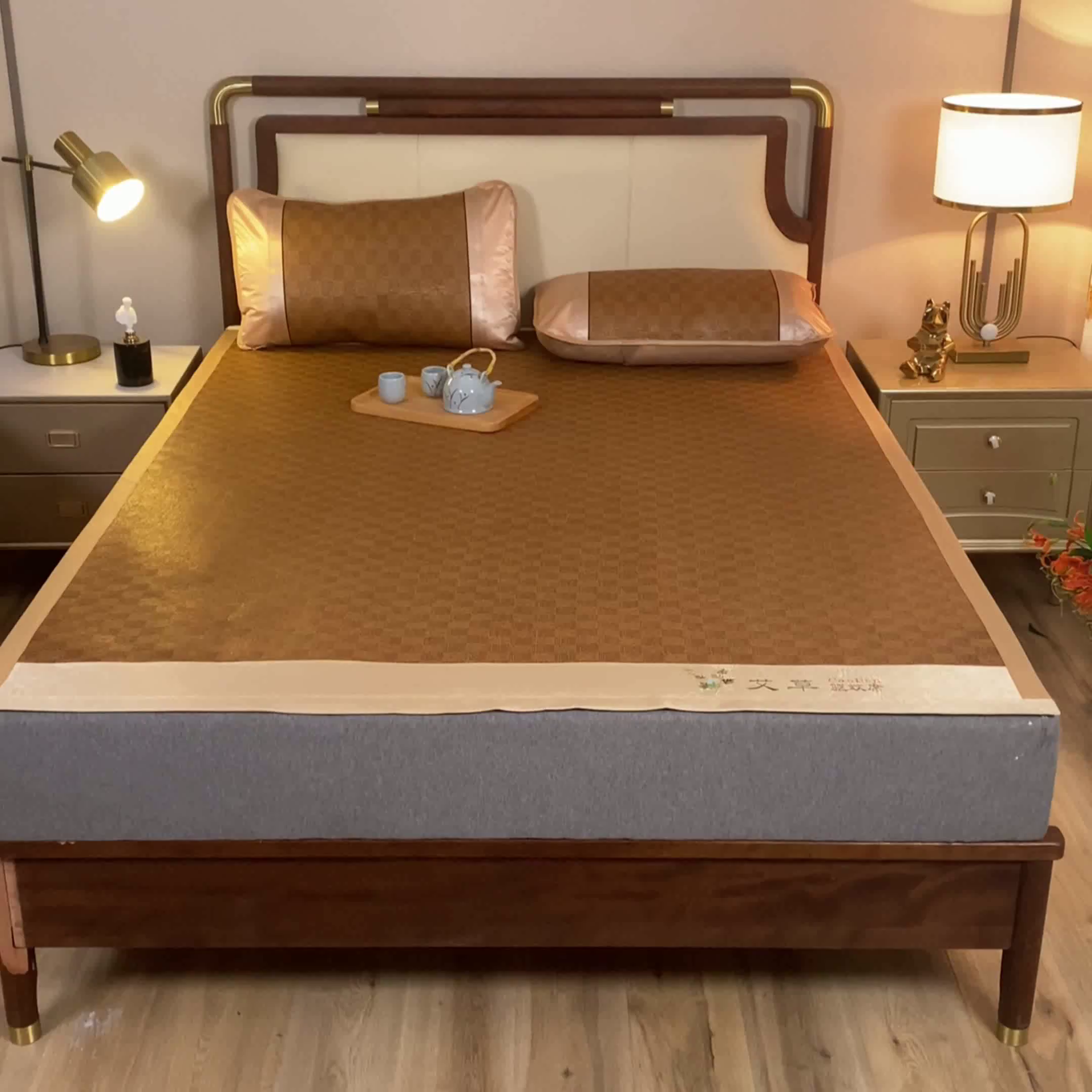 91家纺网 家纺一手货源 找家纺 瑞禾家纺 2026新款艾草刺绣双面古藤席艾草刺绣藤席双面席反面冰丝席（新拍图） 经典格